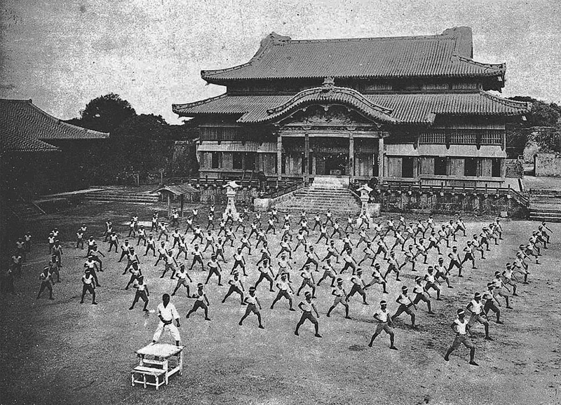 Treinamento de caratê com Shinpan Gusukuma sensei no Castelo de Shuri c.1938, Prefeitura de Okinawa, Japão - Os melhores uniformes de caratê no Brasil são Arawaza